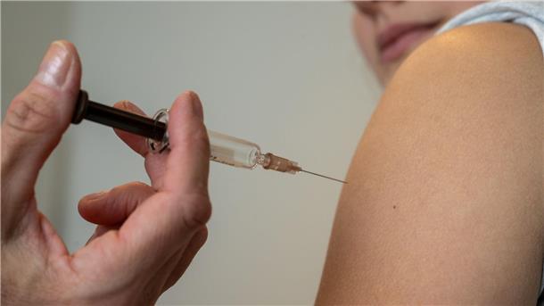 Eine HPV-Impfung schützt nicht nur vor Gebärmutterhalskrebs, sondern auch gegen Analkrebs. (Archivbild)