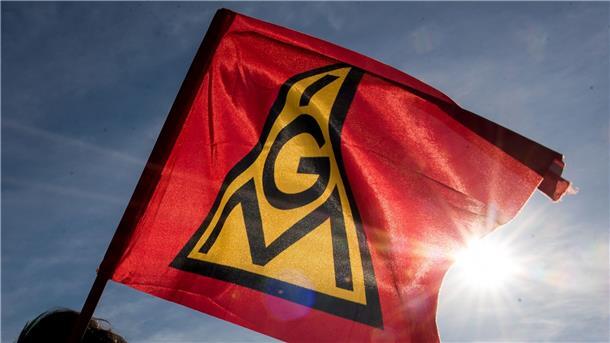 IG Metall: Urabstimmung bei Vestas über unbefristeten Streik Eine IG-Metall-Fahne weht im Wind.