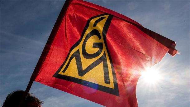Eine IG-Metall-Fahne weht im Wind.