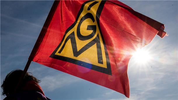 Mehr Gehalt in Holz- und Kunststoffindustrie Eine IG-Metall-Fahne weht im Wind.