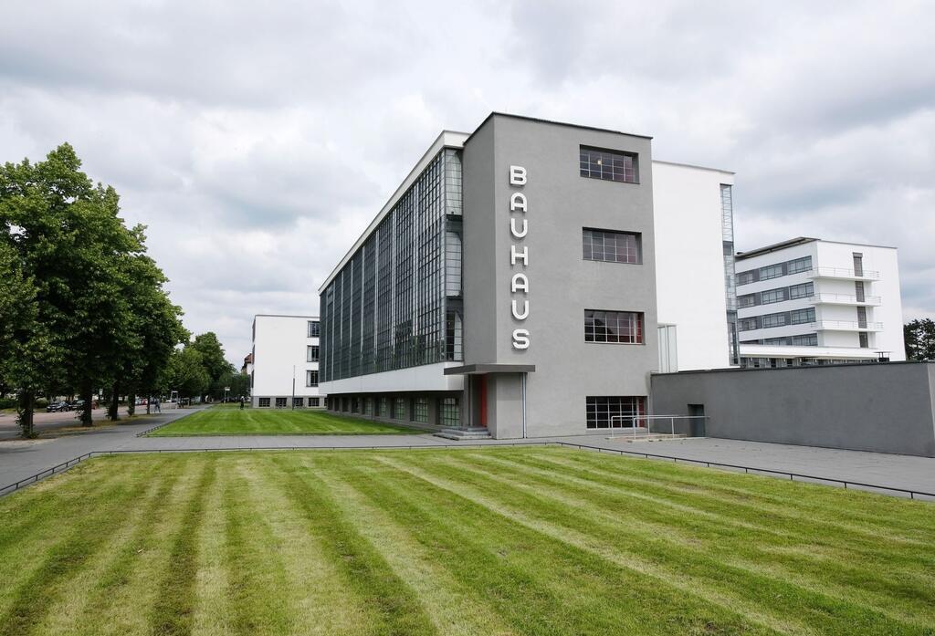 Eine Ikone der Architekturgeschichte: Das Bauhausgebäude Dessau, das ehemalige Schulgebäude des Staatlichen Bauhauses in Dessau, wurde 1925 von Walter Gropius entworfen und 1925/26 für das zuvor in Weimar befindliche Bauhaus errichtet. (Archivbild)