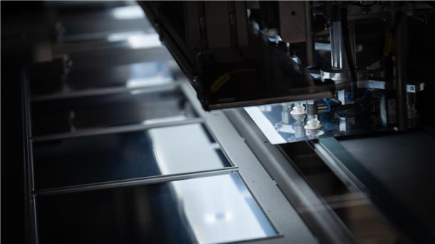 EU will Rohstoffversorgung breiter aufstellen Eine Industrieanlage verarbeitet Silizium-Wafer, die für Solaranlagen benötigt werden.