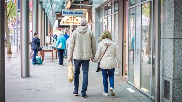 Eine Innenstadt hat nicht nur die Funktion der Versorgerin, sondern auch die des sozialen Treffpunktes. Frequenzbringer ist nicht mehr der Einzelhandel, sondern das Erlebnis.