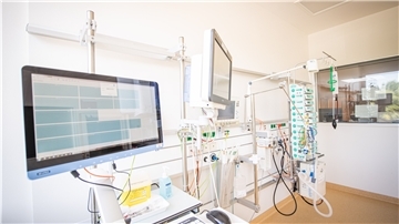 Eine Intensivbehandlungseinheit mit Überwachungsmonitoren, Beatmungsgerät und Medikamentenpumpen für die Behandlung von Patienten auf der Intensivstation im Klinikum Reinkenheide.