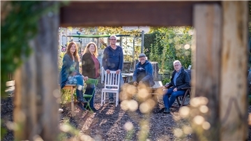 Eine Interessensgemeinschaft plant ein innovatives Wohnprojekt. In Bremerhaven soll man künftig klimaneutral und preiswert wohnen können. Im Bild (von links): Gaby Gieseking, Heike Seibel, Hauke Lüken, Jochen Hertrampf und Kurth Klusmann.