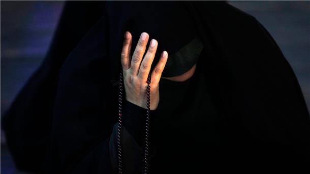 Helikopterunfall: Suche nach Irans Präsidenten Eine iranische Frau betet für Präsident Ebrahim Raisi bei einer Zeremonie auf dem Vali-e-Asr-Platz im Zentrum von Teheran.