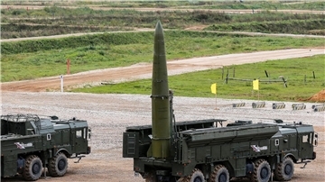 Eine „Iskander-M“-Rakete wird während einer Demonstration des Internationalen Militärtechnischen Forums „ARMY-2016“ im „Patriot“-Park der russischen Streitkräfte auf den Abschuss vorbereitet.