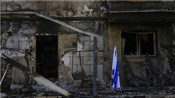 Eine israelische Fahne steht neben einem von der Hamas zerstörten Haus. Der Kibbuz wurde am 7. Oktober von Mitgliedern der Hamas aus dem nahe gelegenen Gazastreifen überrannt, die dort zahlreiche Israelis ermordeten und gefangen nahmen. Am 7. Oktober kamen tausende Terroristen in einem Überraschungsangriff aus Gaza nach Israel und richteten dort ein beispielloses Blutbad an. Die israelische Antwort in dem Küstengebiet ist schlimmer als alles, was die Palästinenser bisher erlebt haben.