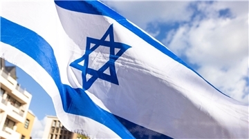 Eine israelische Flagge weht während der Kundgebung „Aufstehen gegen Israelhass und Antisemitismus“ in Köln.