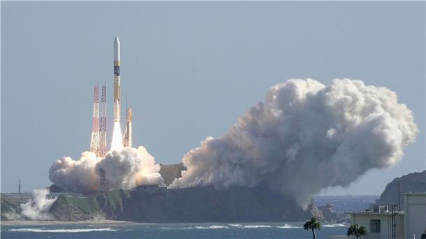 Japan schickt Sonde Richtung Mond Eine japanische Trägerrakete vom Typ H2A hebt von der Startrampe des Tanegashima Space Center in Kagoshima im Süden des Landes ab.
