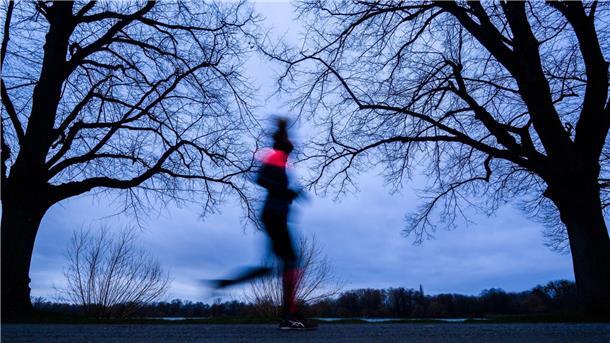 Bilder des Tages Eine Joggerin läuft am Maschsee in Hannover entlang.