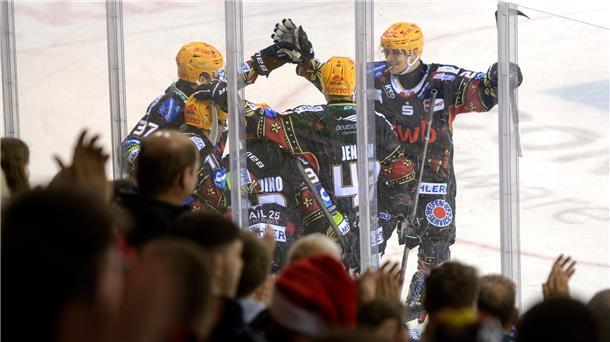 Eine Jubeltraube in Weihnachtstrikots: Die Pinguins haben am zweiten Advent ihr Heimspiel gegen Schwenningen gewonnen.