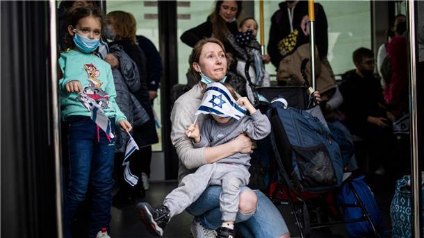 Neue Schutzanweisungen für Israels Bevölkerung Eine jüdische Einwanderin auf dem internationalen Flughafen Ben Gurion in Tel Aviv. Die israelische Armee hat neue Schutzanweisungen für die Zivilbevölkerung veröffentlicht. (Symbolbild)