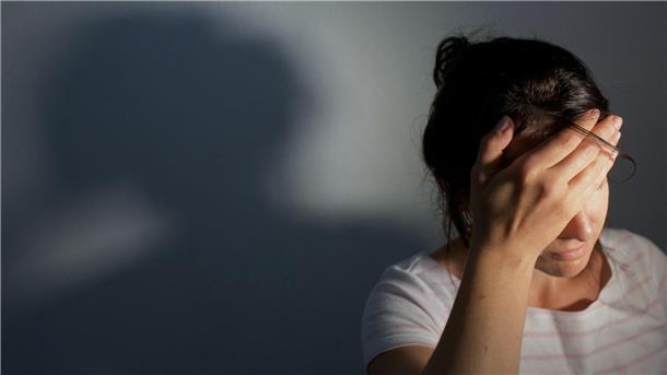 Kopfschmerzen und Migräne: Frauen leiden häufiger als Männer Eine junge Frau fasst sich an den Kopf.