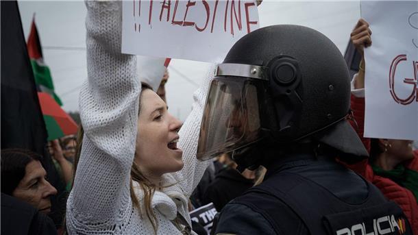Bilder des Tages Eine junge Frau protestiert vor einem Polizisten während einer Kundgebung in Spanien bei der Vuelta a España gegen den Gaza-Krieg.