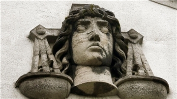 Eine Justitia-Büste an der Fassade des Landgerichts in Krefeld, wo sich eine 14-Jährige wegen versuchten Totschlags  verantworten muss.