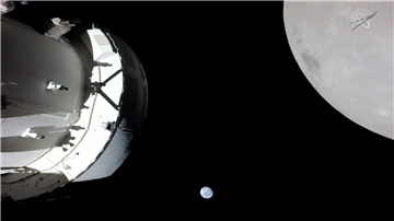 Eine Kamera an Bord der „Orion“-Kapsel zeigt das Raumschiff (l) im Weltraum, den Mond (r) und klein im Hintergrund die Erde.