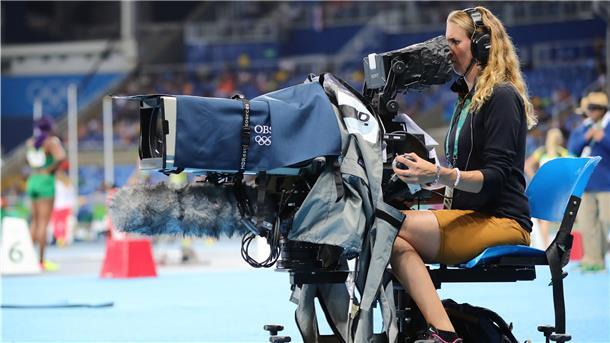 Eine Kamerafrau des Olympic Broadcasting Services (OBS) arbeitet bei der Weitsprung-Qualifikationsrunde der Frauen der Leichtathletik-Wettbewerbe während der Olympischen Spiele Rio 2016 im Olympiastadion. Auch 2020 werden die Spiele wieder ausführlich im Fernsehen gezeigt.
