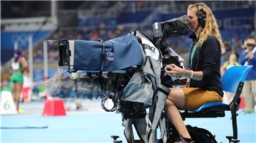 Eine Kamerafrau des Olympic Broadcasting Services (OBS) arbeitet bei der Weitsprung-Qualifikationsrunde der Frauen der Leichtathletik-Wettbewerbe während der Olympischen Spiele Rio 2016 im Olympiastadion. Auch 2020 werden die Spiele wieder ausführlich im Fernsehen gezeigt.