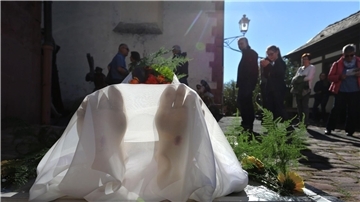 Eine katholische Karfreitagsprozession mit einer Jesusfigur.