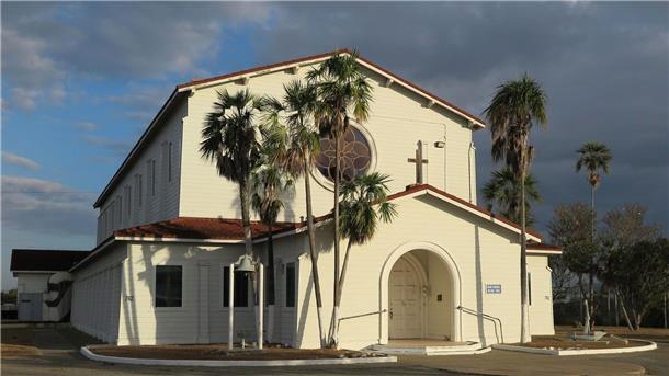 Die letzten Gefangenen von Guantánamo Eine Kirche auf dem Marinestützpunkt Guantánamo Bay auf Kuba erstrahlt im Morgenlicht. Hier gibt es regelmäßig Gottesdienste.