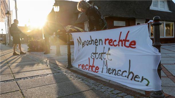 Rechten Parolen Paroli bieten: Tipps, wie klare Worte dumpfe Sprüche stoppen Ein Plakat