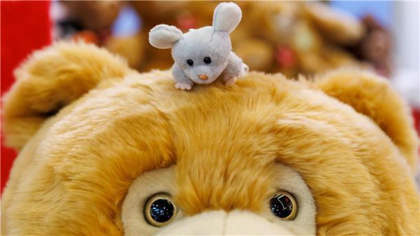 Spielwarenbranche will mit Neuheiten Kauflust schüren Eine kleine Plüschmaus sitzt auf dem Kopf eines großen Plüschbären auf der Spielwarenmesse in Nürnberg.