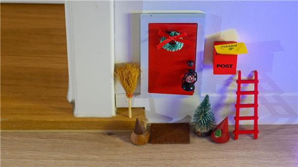 Trendiger Weihnachtszauber für Kinder: Die Wichteltür Eine kleine Tür, ein Briefkasten, Besen, Laterne, Türmatte und eine kleine Leiter - im Handel gibt es inzwischen für Wichtelbeginner kleine Basic-Sets.