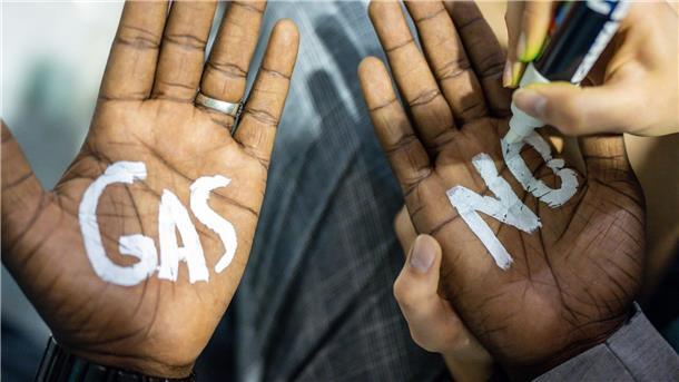 Neue Fridays-For-Future-Gruppe in Bremen kündigt Streik an Eine Klimaaktivistin der „Fridays for Future“-Bewegung schreibt „No Gas“ auf Handflächen.