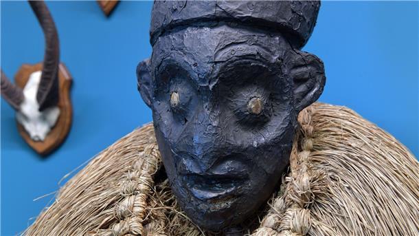 Eine Kopfaufsatzmaske aus Kamerun ist in einer Vitrine im Bremer Überseemuseum ausgestellt.