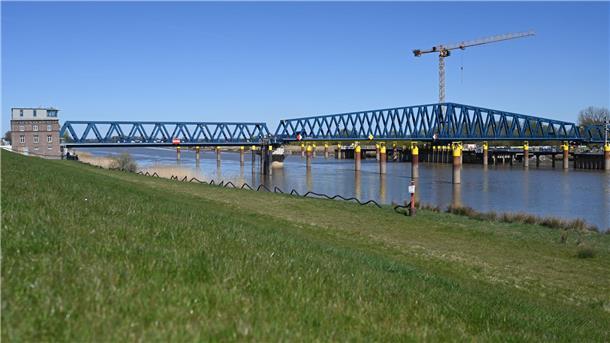 Das Foto zeigt die Friesenbrücke in Weener. Eine ähnliche Brücke könnte bei Elsfleth errichtet werden.