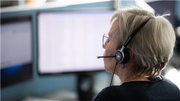 Eine Frau am Telefon