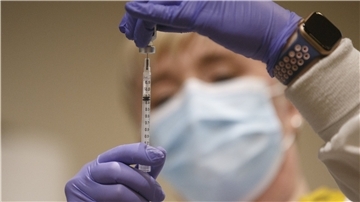 Eine Krankenschwester in den USA bereitet eine Dosis des Coronavirus-Impfstoffs von Biontech/Pfizer vor. Im Land Bremen sollen die Impfungen am 27. Dezember beginnen.