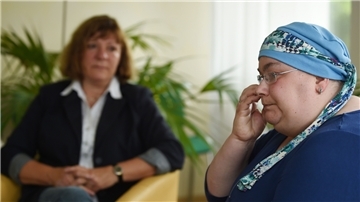 Eine Krebspatientin in einem Beratungsgespräch. Nach der Diagnose, aber auch während und nach der Behandlung ist es für Betroffene wichtig, Ansprechpartner zu haben.