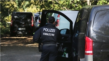 Eine Kriminaltechnikerin in Berlin neben Fahrzeugen der Polizei. Die Bahn wurde Opfer eines gezielten Angriffs.