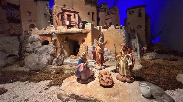 Jesuskind, Ochs und Esel - 800 Jahre Weihnachtskrippe Eine Krippe im Franziskanerkloster der mittelitalienischen Gemeinde Greccio.