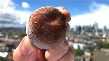 Eine Kugel Mochi-Eis „Little Moons“. Die Reismehlteigkugel verbindet japanische mit italienischer Dessertküche.