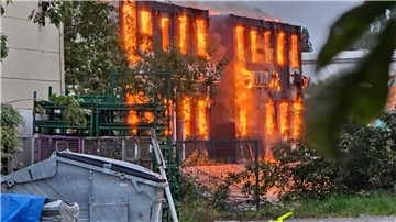 Eine Lagerhalle mit Maschinenteilen und Papier ist in Berlin-Marzahn in Brand geraten.