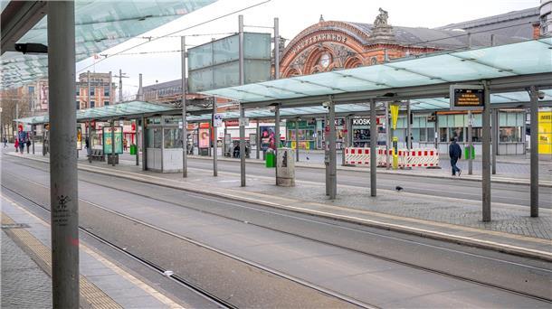 Eine leere Straßenbahnhaltestelle vor dem Hauptbahnhof in Bremen.