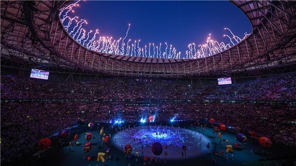 Eine lichtreiche Abschlusszeremonie der Fußball-WM in Katar, wo sich heute im Finale Argentinien und Frankreich gegenüberstehen.