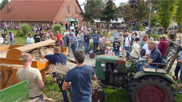  liebevoll restaurierte Dreschmaschine 