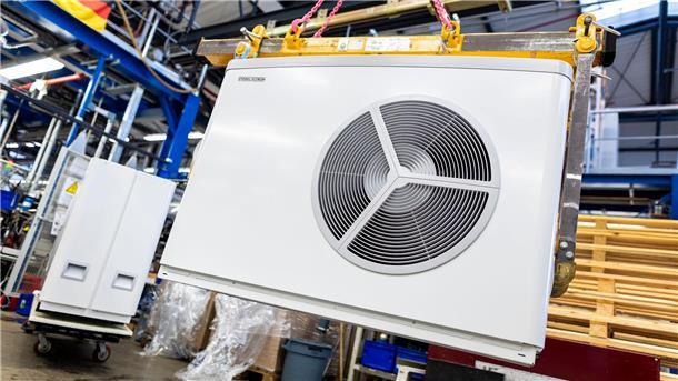 Stiebel Eltron leidet unter Auftragsflaute bei Wärmepumpen Eine Luft-Wasser-Wärmepumpe hängt in einer Werkshalle der Firma „Stiebel Eltron“ an einem Kran.