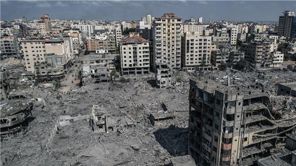Eine Luftaufnahme von beschädigten und zerstörten Gebäuden nach israelischen Luftangriffen.