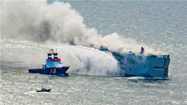 Eine Luftaufnahme zeigt den deutschen Notschlepper "Nordic", der das Feuer auf der „Fremantle Highway“ in der Nordsee bekämpft.