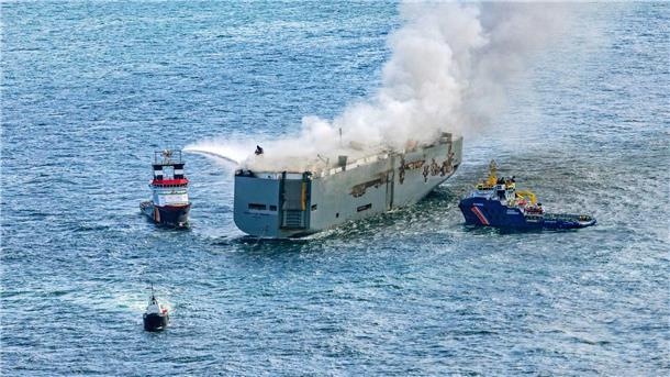 Nach Abfahrt in Bremerhaven: Auto-Frachter „Fremantle Highway“ brennt - Löschen schwierig Eine Luftaufnahme zeigt den deutschen Notschlepper "Nordic", der das Feuer auf der „Fremantle Highway“ in der Nordsee bekämpft. Rechts ist das Boot „Guardian“ der niederländischen Küstenwacht zu sehen.