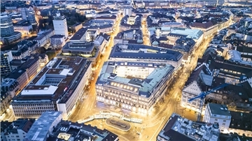 Eine Luftaufnahme zeigt die Hauptsitze der Schweizer Banken Credit Suisse (r) und UBS (l) am Paradeplatz in Zürich.