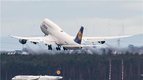 Eine Lufthansa-Maschine startet vom Flughafen Frankfurt: Fraport will mit einer Steigerung der Passagierzahlen am Jahresende zwischen 56,5 und 63,5 Millionen Fluggäste abgefertigt haben.