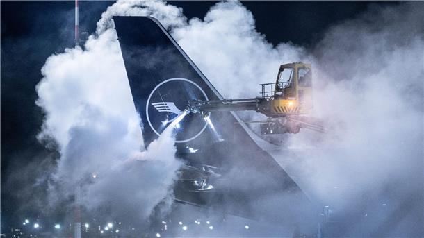 Eine Lufthansa-Maschine wird auf dem Flughafen Frankfurt enteist. Wegen Eisregens waren Starts auf Deutschlands größtem Airport vorübergehend ausgesetzt worden.