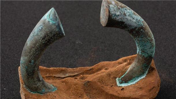 Material für viele Benin-Bronzen stammt aus dem Rheinland Eine Manille, die an einen Teil eines Topfes eines flämischen Händlers betoniert ist, der von der Sociedad de Ciencias Aranzadi vor Getaria, Baskenland, Nordspanien, ausgegraben wurde.