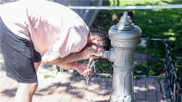 Neue Hitzewelle überrollt Spanien Eine Mann kühlt sich an einem Trinkbrunnen in Madrid ab.